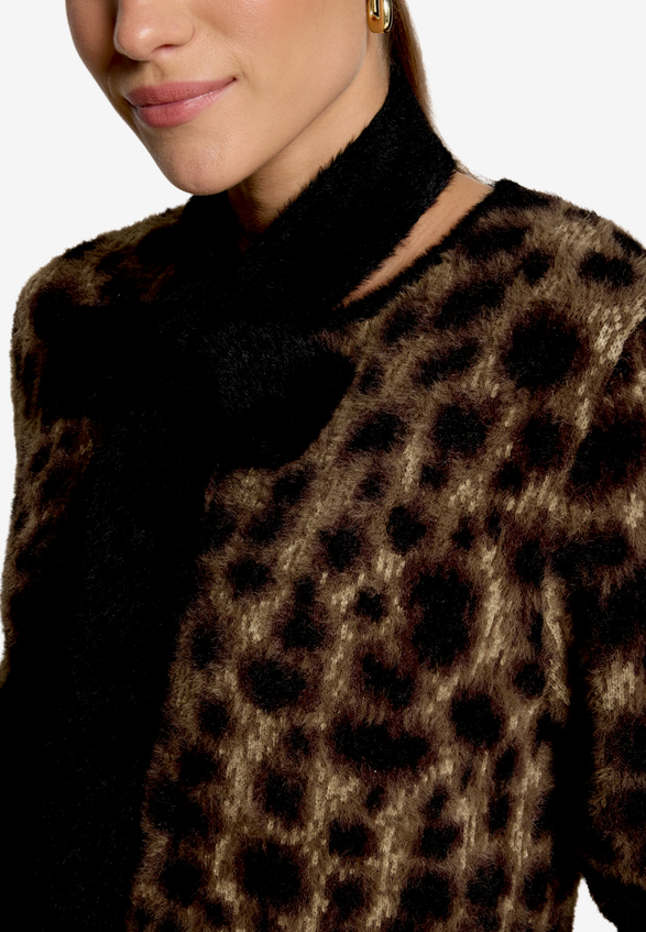 Flauschige Leo-Strickjacke mit Schal  / Detailbild