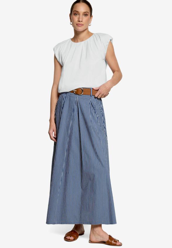 Cropped-Shirt  mit Rundhalsausschnitt  / Modellfoto Vorderseite (Outfit)