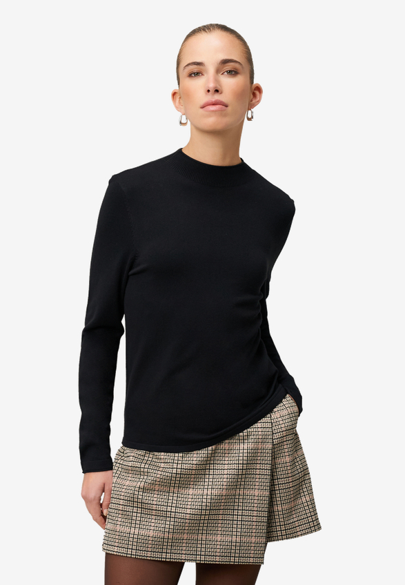 Feinstrickpullover mit hohem Kragen / Modellfoto Vorderseite