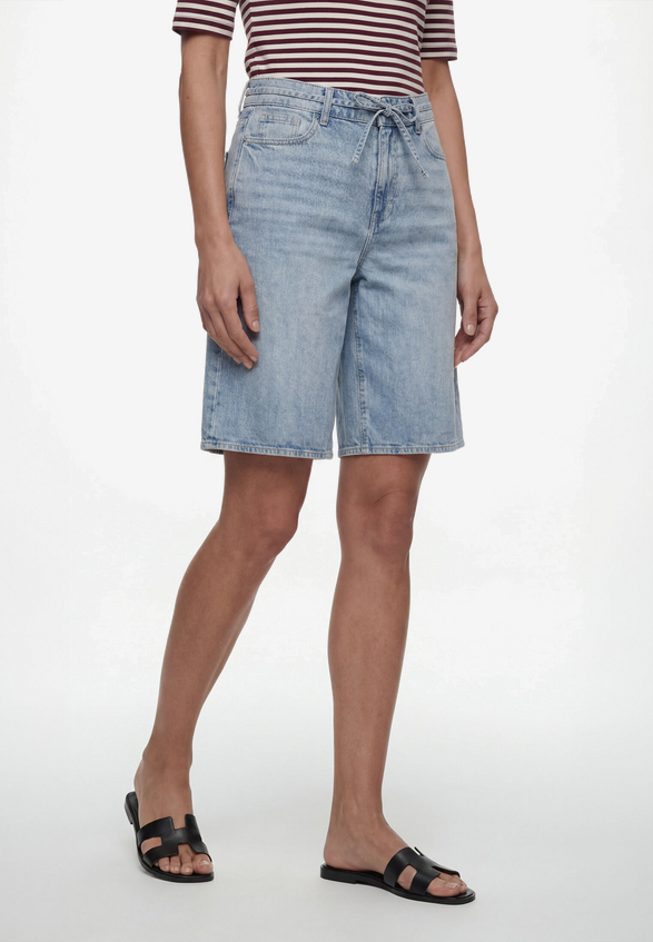Jeans-Shorts mit Bindedetail  / Modellfoto Vorderseite