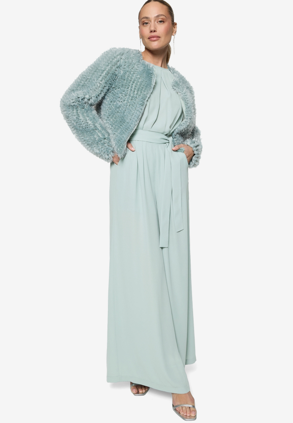 Jumpsuit mit Gürtel und weitem Bein / Modellfoto Vorderseite (Outfit)