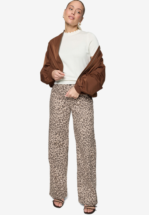 Kurzarmpullover  mit Wellensaum  / Modellfoto Vorderseite (Outfit)