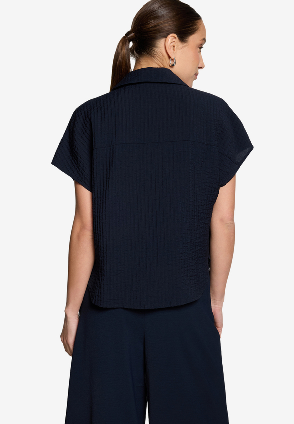 Hemdbluse  kurzarm Crinkle-Struktur / Modellfoto Rückseite