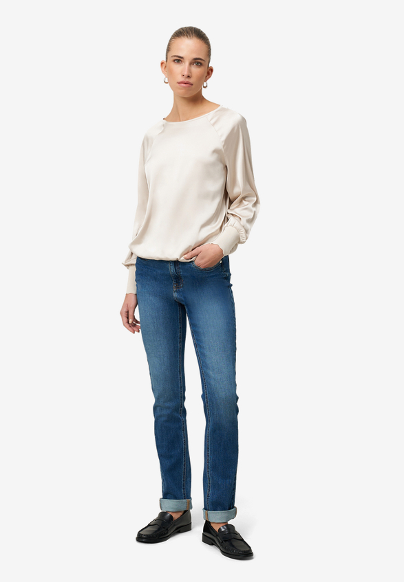 Satinbluse mit Strickbündchen / Modellfoto Vorderseite (Outfit)