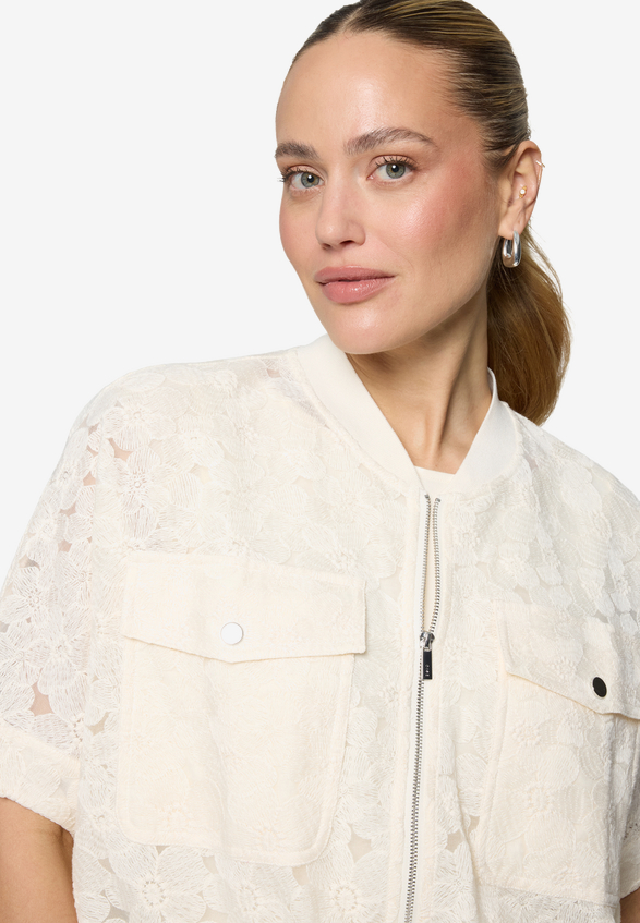 Spitzenjacke  kurzarm mit Taschen / Detailbild
