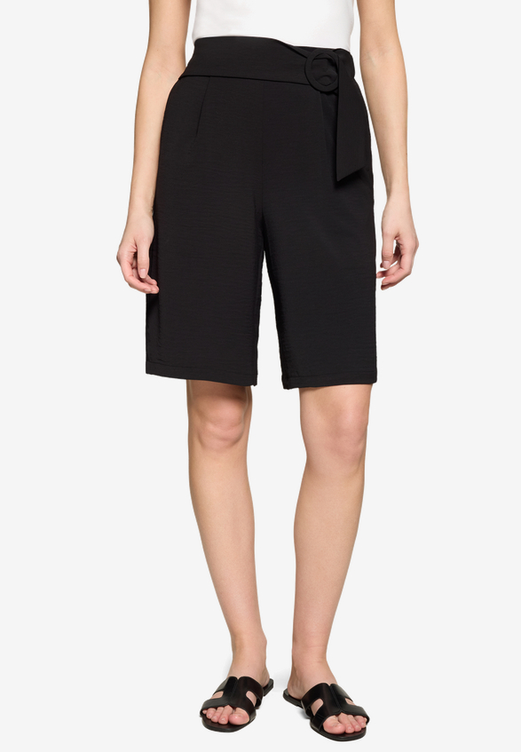 Bermuda-Shorts  mit Gürtel  / Modellfoto Vorderseite