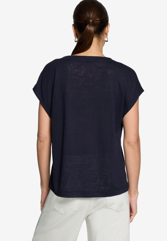 Basic-T-Shirt  mit V-Ausschnitt / Modellfoto Rückseite