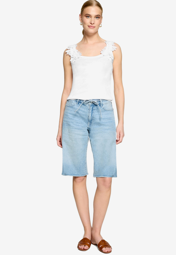 Top  mit floraler Spitze  / Modellfoto Vorderseite (Outfit)