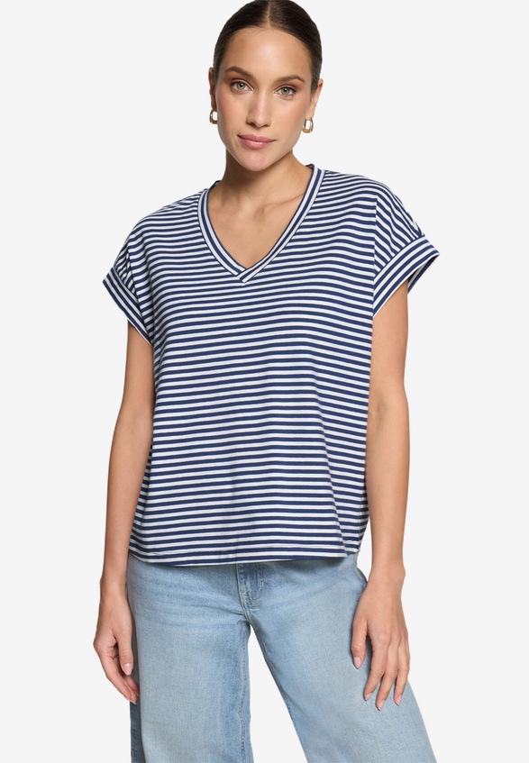 Shirt  gestreift mit V-Ausschnitt  / Modellfoto Vorderseite