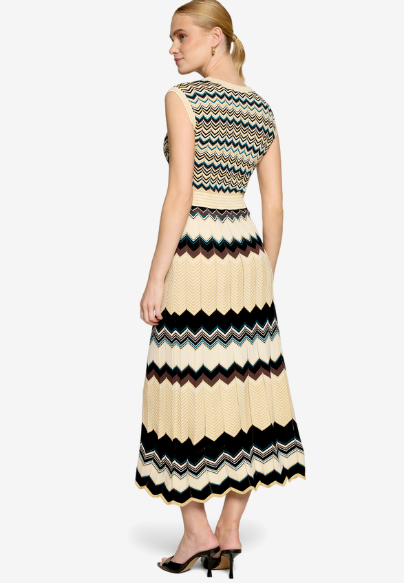 Strickkleid mit Lurexfaden / Modellfoto Rückseite