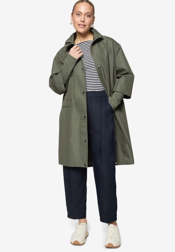Übergangsmantel  mit Stulpen  / Modellfoto Vorderseite (Outfit)