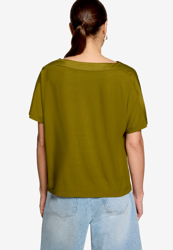 T-Shirt  mit U-Boot Ausschnitt  / Modellfoto Rückseite