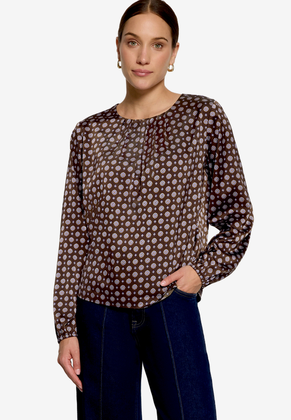Satin-Bluse mit Print. / Modellfoto Vorderseite