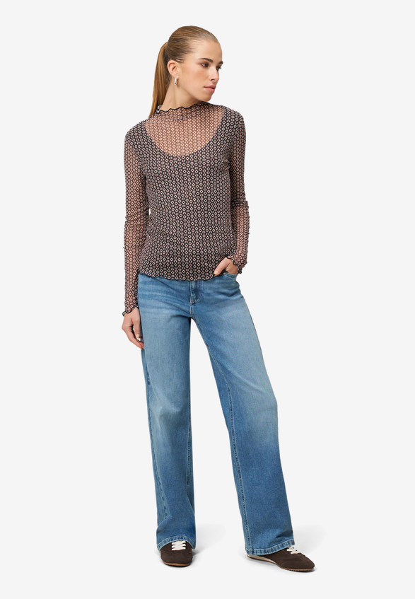 Mesh-Shirt mit grafischem Print / Modellfoto Vorderseite (Outfit)