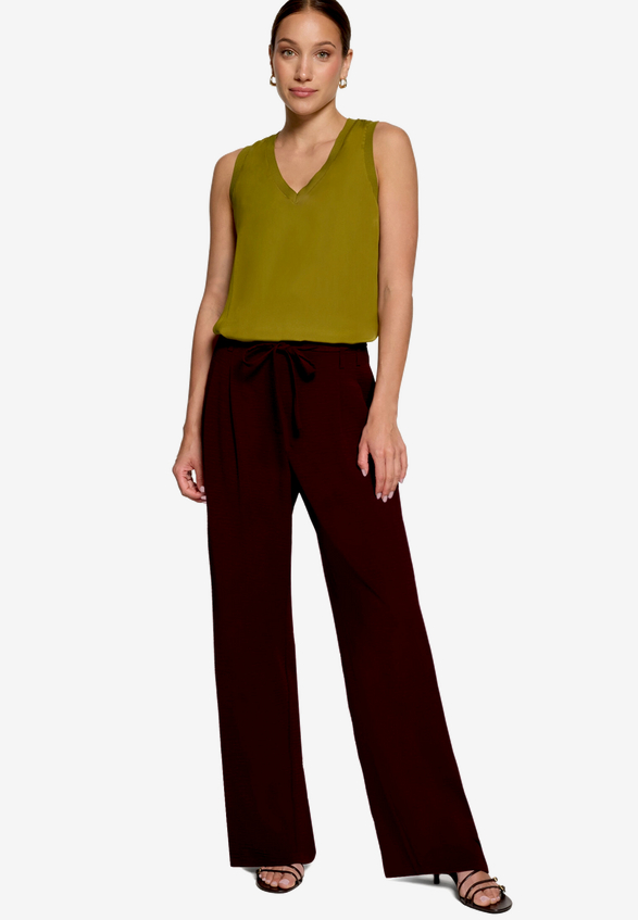 Elegante Stoffhose  mit Bindegürtel / Modellfoto Vorderseite (Outfit)
