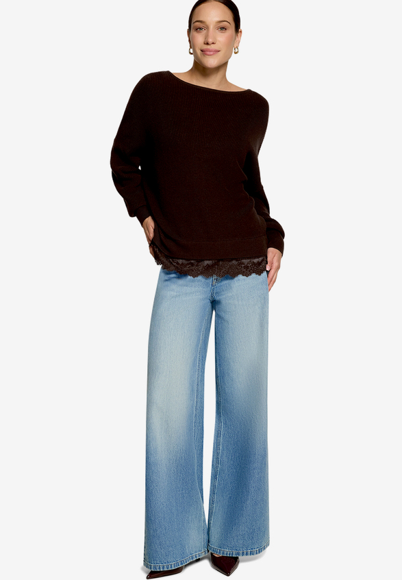 Strickpullover mit Spitzenkante / Modellfoto Vorderseite (Outfit)