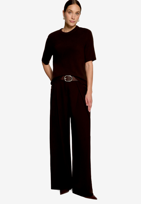 Elegante Hose mit Gürtel  / Modellfoto Vorderseite (Outfit)