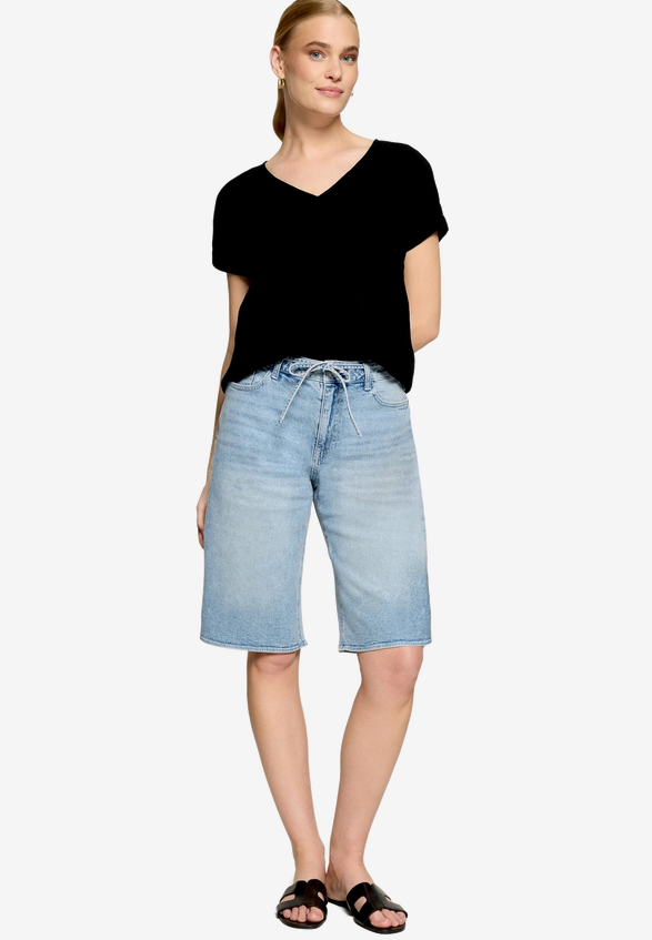 T-Shirt  mit V-Ausschnitt und Bindedetail  / Modellfoto Vorderseite (Outfit)