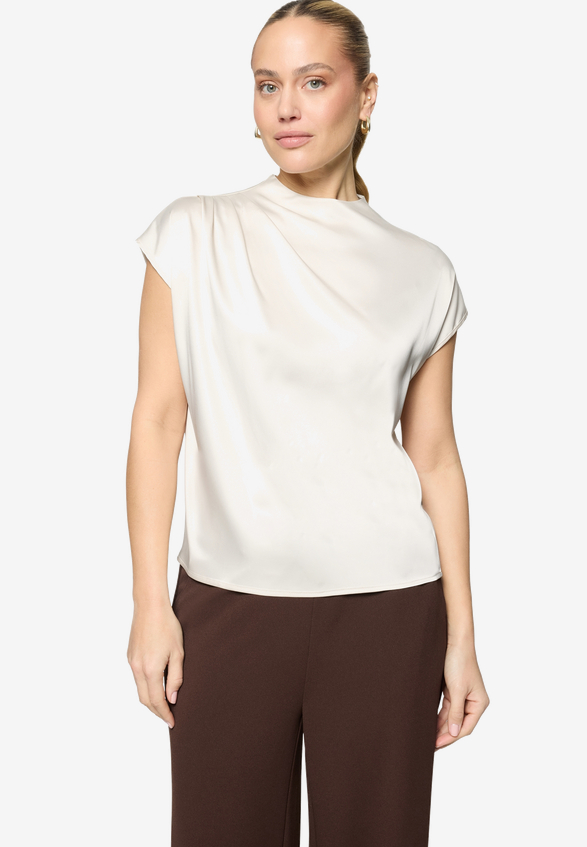 Satinbluse  mit Stehkragen / Modellfoto Vorderseite