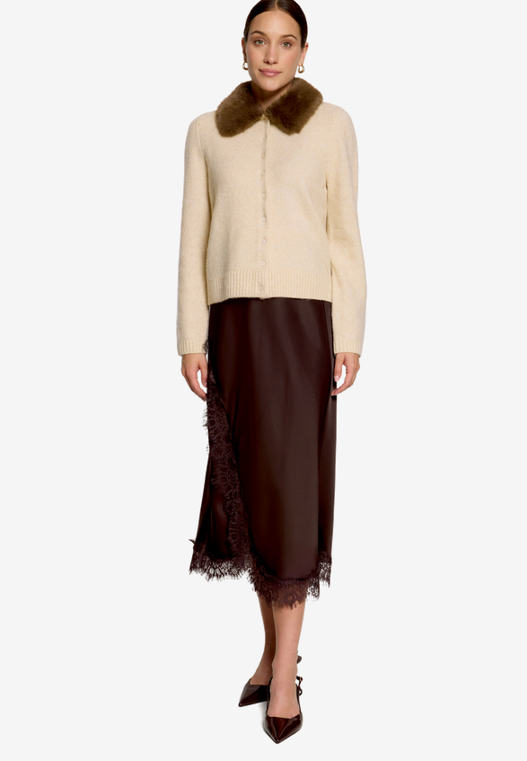 Strickjacke mit Kunstfellkragen / Modellfoto Vorderseite (Outfit)