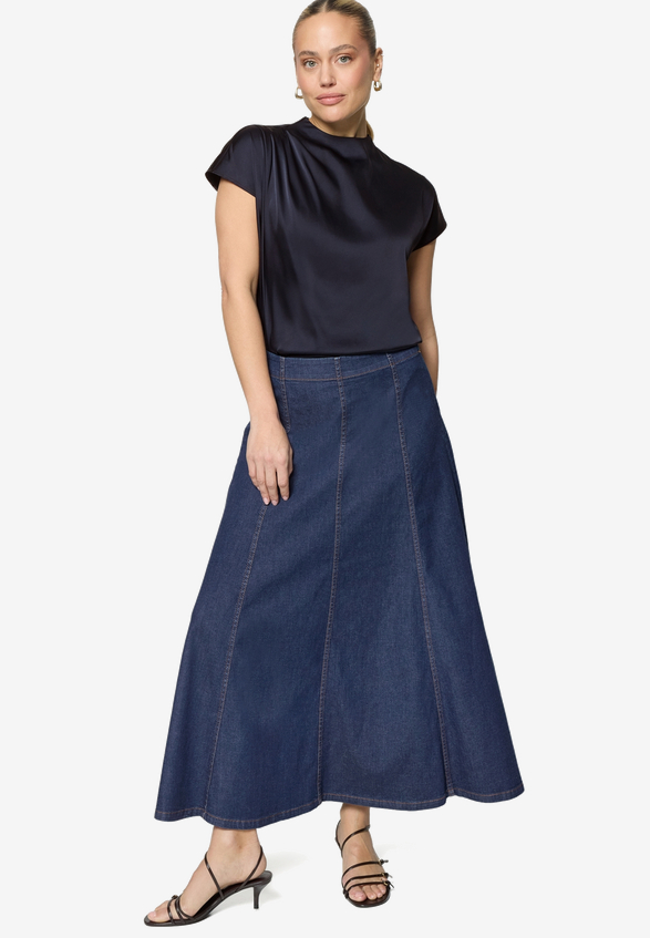 Satinbluse  mit Stehkragen / Modellfoto Vorderseite (Outfit)