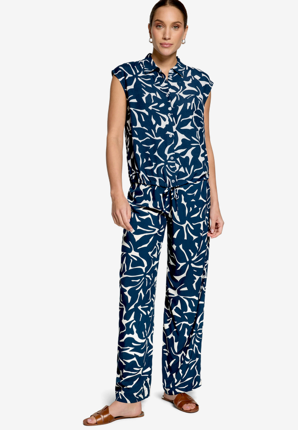 Stoffhose mit Blumenmuster  / Modellfoto Vorderseite (Outfit)