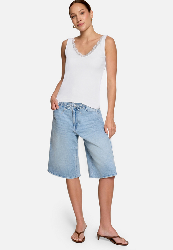 Trägertop mit Spitzenkante / Modellfoto Vorderseite (Outfit)
