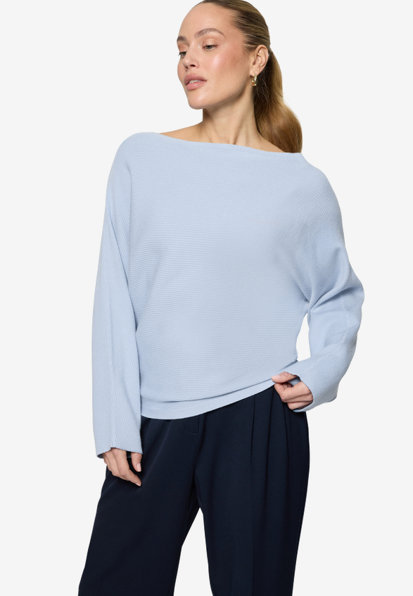 Strickpullover mit U-Bootausschnitt / Modellfoto Vorderseite