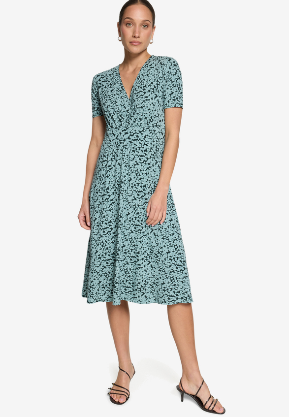 Jerseykleid mit Blumenmuster / Modellfoto Vorderseite (Outfit)
