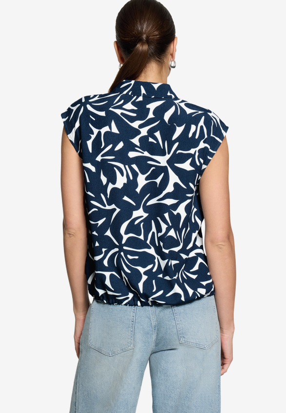 Hemdbluse  kurzarm mit Blumen / Modellfoto Rückseite