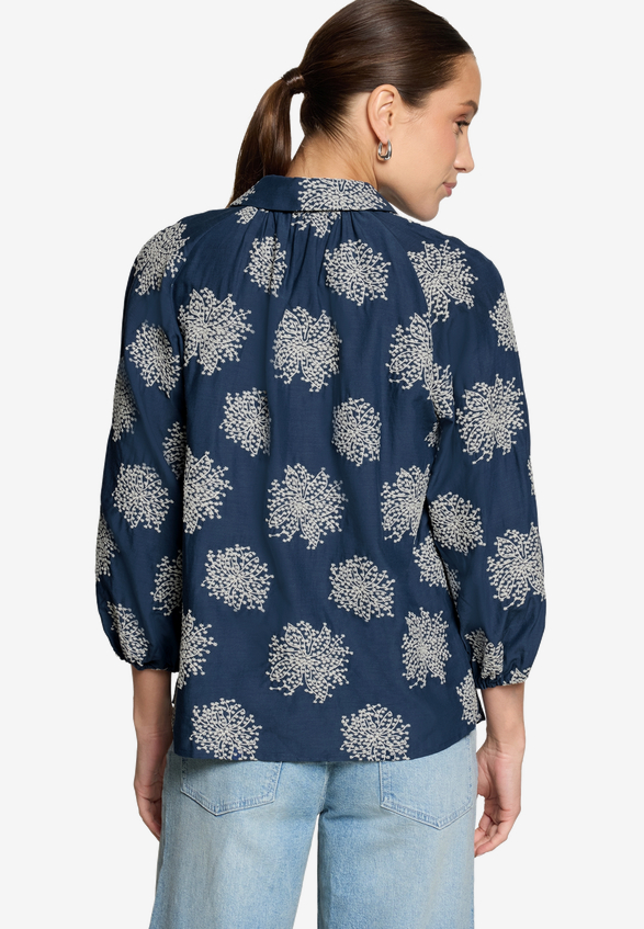 Oversized-Bluse  3/4 Arm mit Stickerei / Modellfoto Rückseite