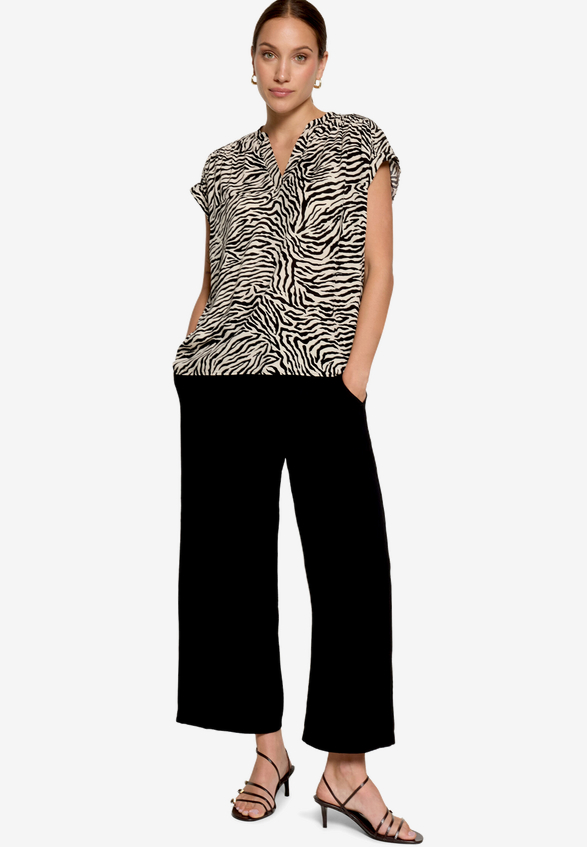 Schlupfbluse mit Zebraprint  / Modellfoto Vorderseite (Outfit)