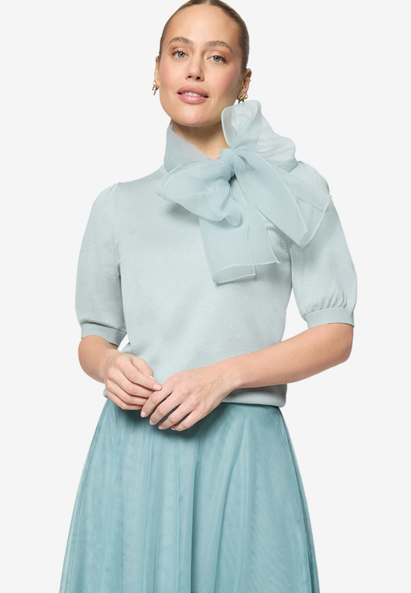Kurzarmpullover  mit Schleife  / Modellfoto Vorderseite