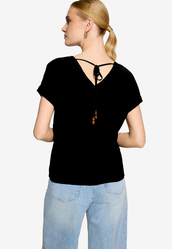 T-Shirt  mit V-Ausschnitt und Bindedetail  / Modellfoto Rückseite