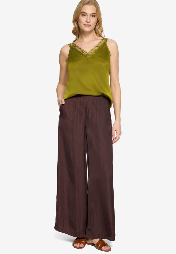 Satintop   mit Spitze und V-Auschnitt / Modellfoto Vorderseite (Outfit)