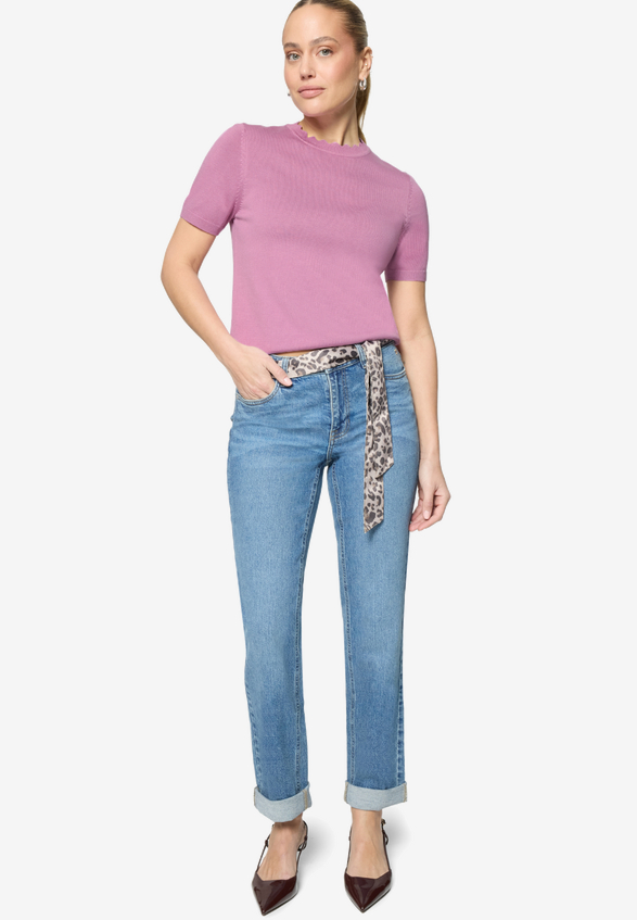 Kurzarmpullover  mit Wellensaum  / Modellfoto Vorderseite (Outfit)