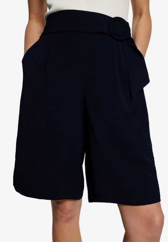Bermuda-Shorts  mit Gürtel  / Modellfoto Vorderseite