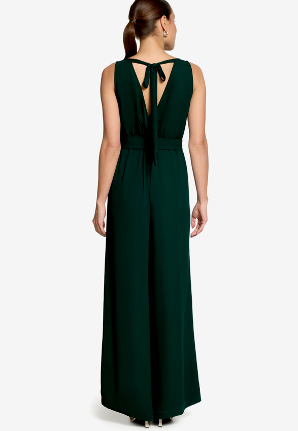 Jumpsuit mit Gürtel und weitem Bein / Modellfoto Rückseite