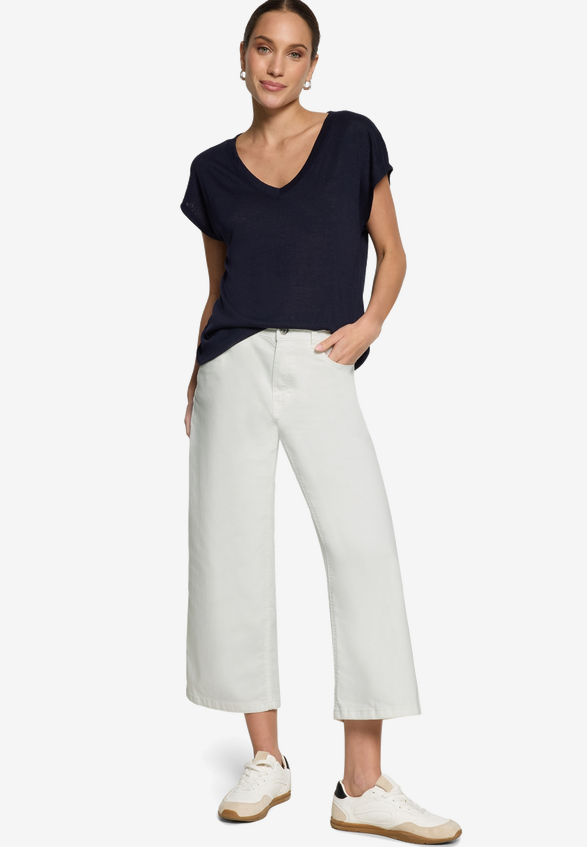 Basic-T-Shirt  mit V-Ausschnitt / Modellfoto Vorderseite (Outfit)