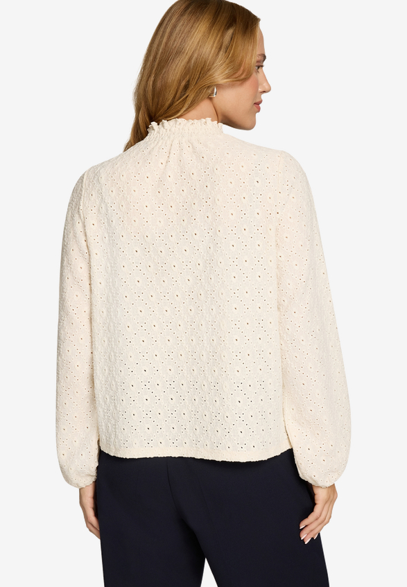Bluse mit Lochmuster  / Modellfoto Rückseite