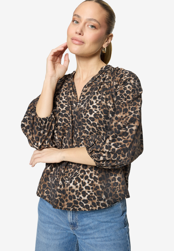 Schlupfbluse  mit Leoprint / Modellfoto Vorderseite