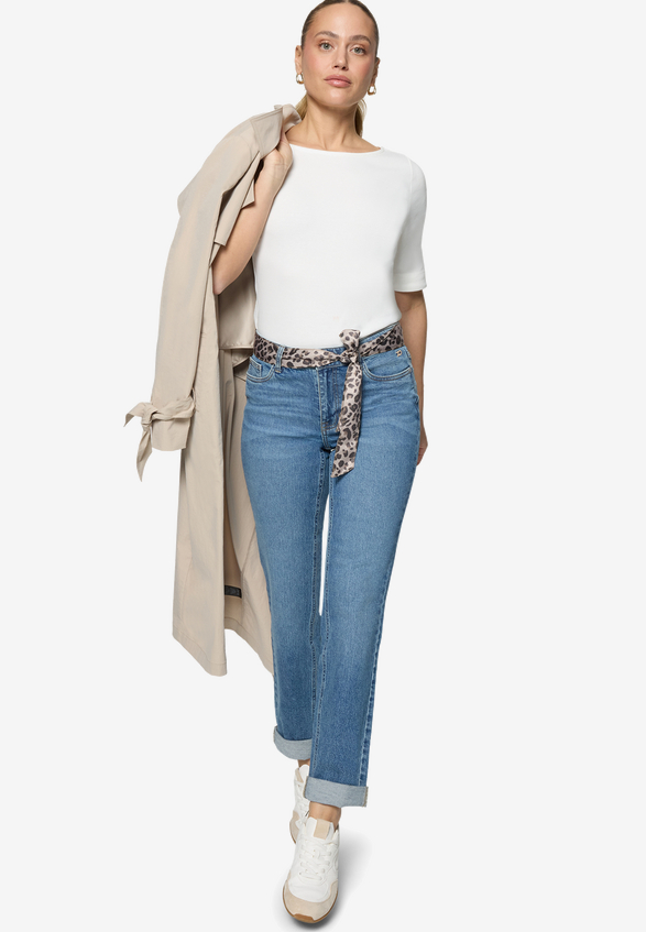 Jeans  mit Leo-Gürtel Style Orlando 28 Inch  / Modellfoto Vorderseite (Outfit)
