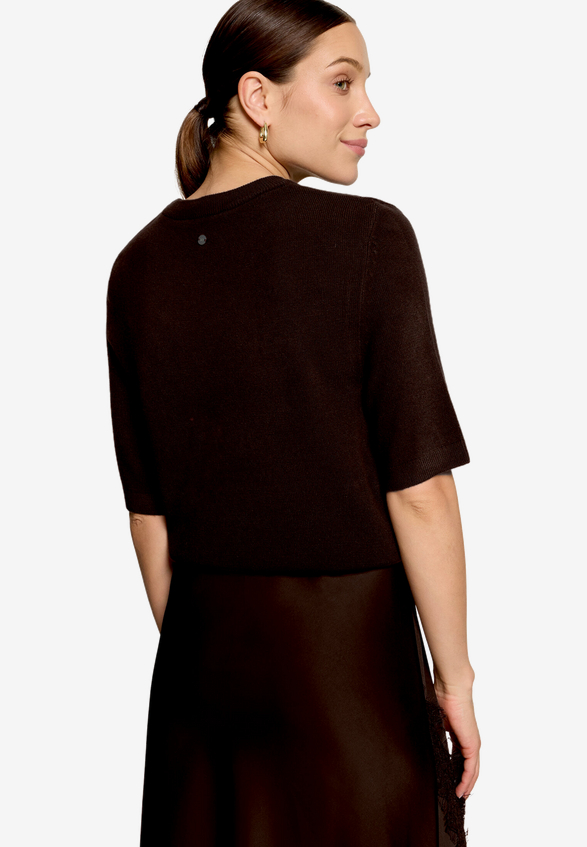 Basic-Strickpullover  kurzarm / Modellfoto Rückseite