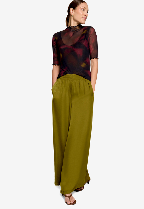 Mesh-Shirt mit Blumen  / Modellfoto Vorderseite (Outfit)