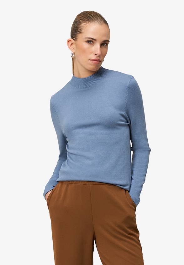 Feinstrickpullover mit hohem Kragen / Modellfoto Vorderseite