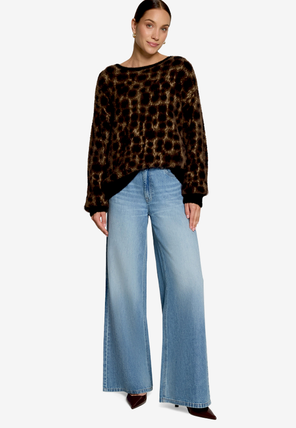 Flauschiger Pullover  mit Rundhalsausschnitt / Modellfoto Vorderseite (Outfit)