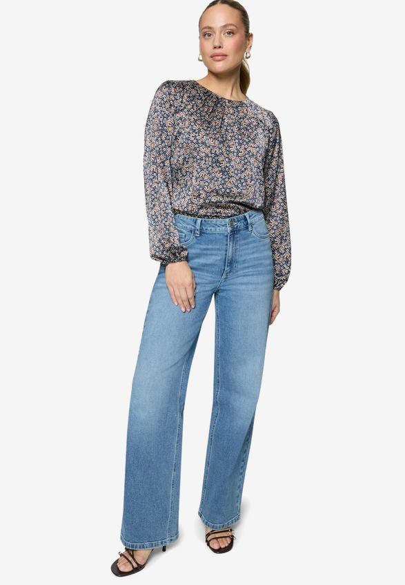 Satinbluse   langarm mit Blumen  / Modellfoto Vorderseite (Outfit)