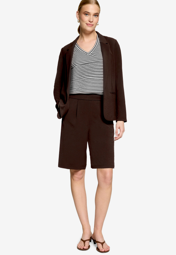 Bermuda-Shorts  mit Gürtel  / Modellfoto Vorderseite (Outfit)