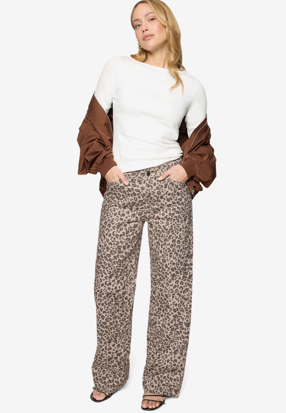 Leo-Hose  mit weitem Bein  / Modellfoto Vorderseite (Outfit)
