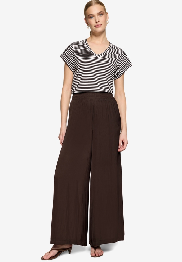Shirt  gestreift mit V-Ausschnitt  / Modellfoto Vorderseite (Outfit)